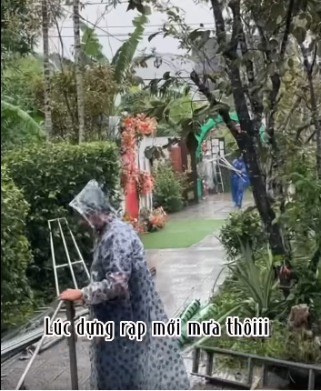 Đoạn clip được chị gái của cô dâu ghi lại và đăng tải trên mạng xã hội. Theo lời chủ clip cho biết, em gái của cô đã phải tích góp hơn 26 năm mới đủ tiền để đi lấy chồng.