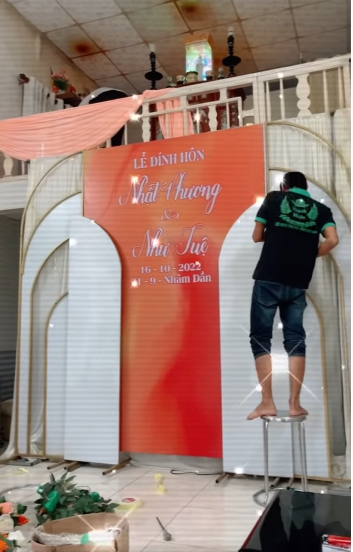 Được biết, nhân vật chính của lễ đính hôn này là chú rể Như Tuệ và cô dâu Nhật Phương (cùng sinh năm 1996, sống tại TP.Huế).