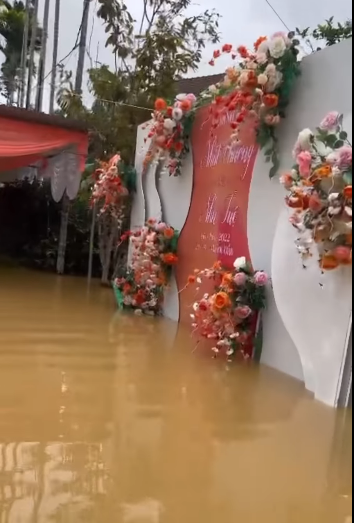 Cũng theo cô dâu tiết lộ, trước khi tổ chức lễ cưới, cô và gia đình đã đi xem ngày rất kĩ. Trong tháng này chỉ có 2 ngày tốt là ngày 16 và 22.