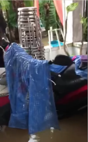 Bàn ghế, cổng hoa, rạp cưới... tất cả đều lộn xộn, ướt nhẹp. Dù khá buồn nhưng cô dâu vẫn cố tự an ủi chính mình.