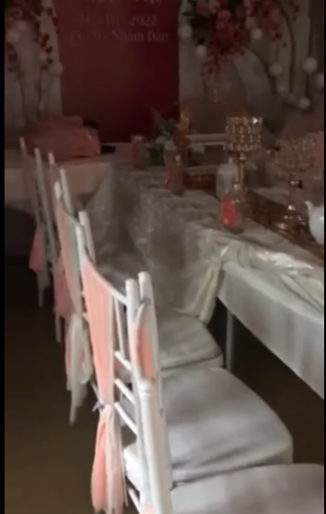 Nữ chính của đám cưới bày tỏ: "Ngày vui mà mưa ngập buồn lắm chứ. Mình tự tay chuẩn bị và chọn từng thứ mình thích để ngày vui diễn ra trọn vẹn nhất. Mà đêm đó nước lên cao cũng chỉ biết chấp nhận và dời lịch thôi...