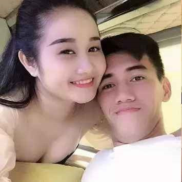 Tuy nhiên, khoảng giữa tháng 10/2019, couple để lộ nhiều bằng chứng ngầm thông báo chia tay. Cụ thể, ngoài việc không đăng ảnh chụp chung, cả 2 còn xóa loạt hình kỉ niệm về nhau trên Facebook.