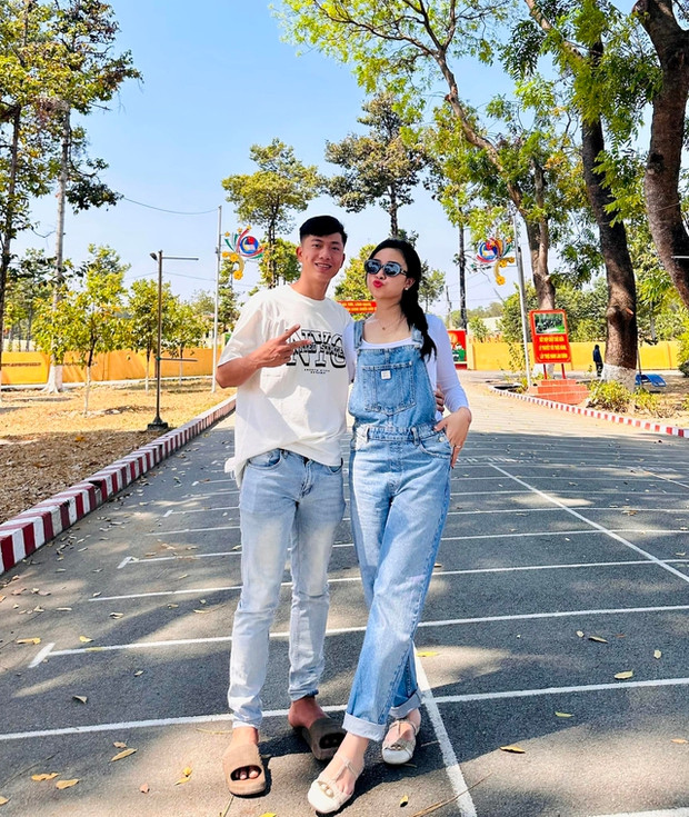 Mới nhất, Võ Nhật Linh - vợ cầu thủ Phan Văn Đức đã khoe tiền thưởng Tết khiến nhiều người chú ý.