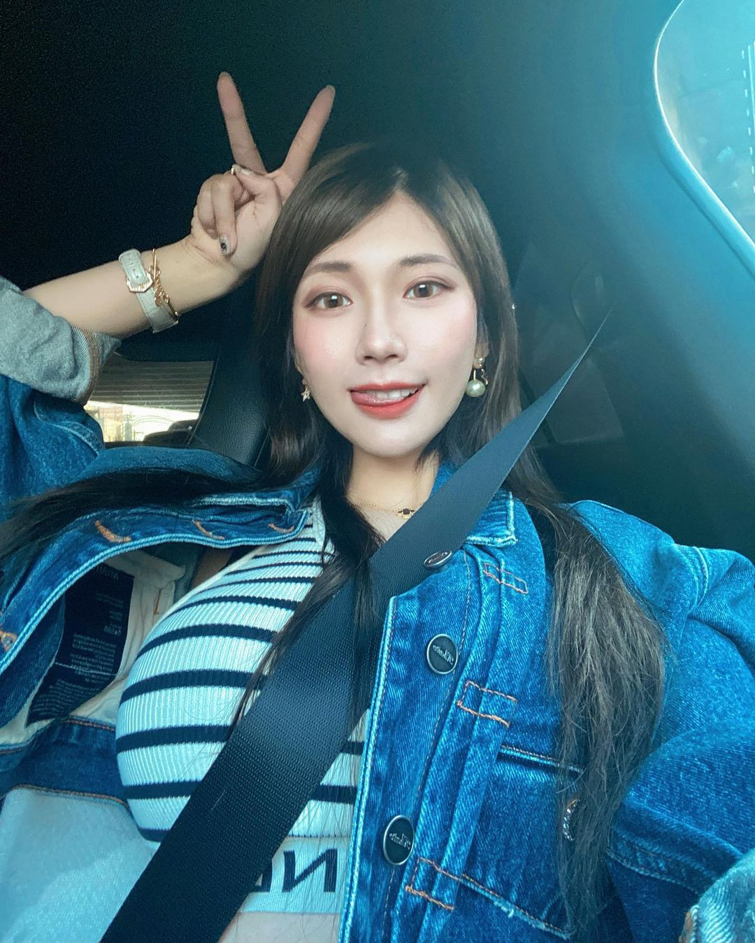 Cách đây ít lâu, trang Apple Online News của Đài Loan có phỏng vấn độc quyền người đẹp sinh năm 1994. Vivian chia sẻ cha mẹ cô ly hôn từ khi cô còn nhỏ. Năm 2 tuổi cô đến Canada với mẹ và trở lại Đài Loan vào năm 8 tuổi.