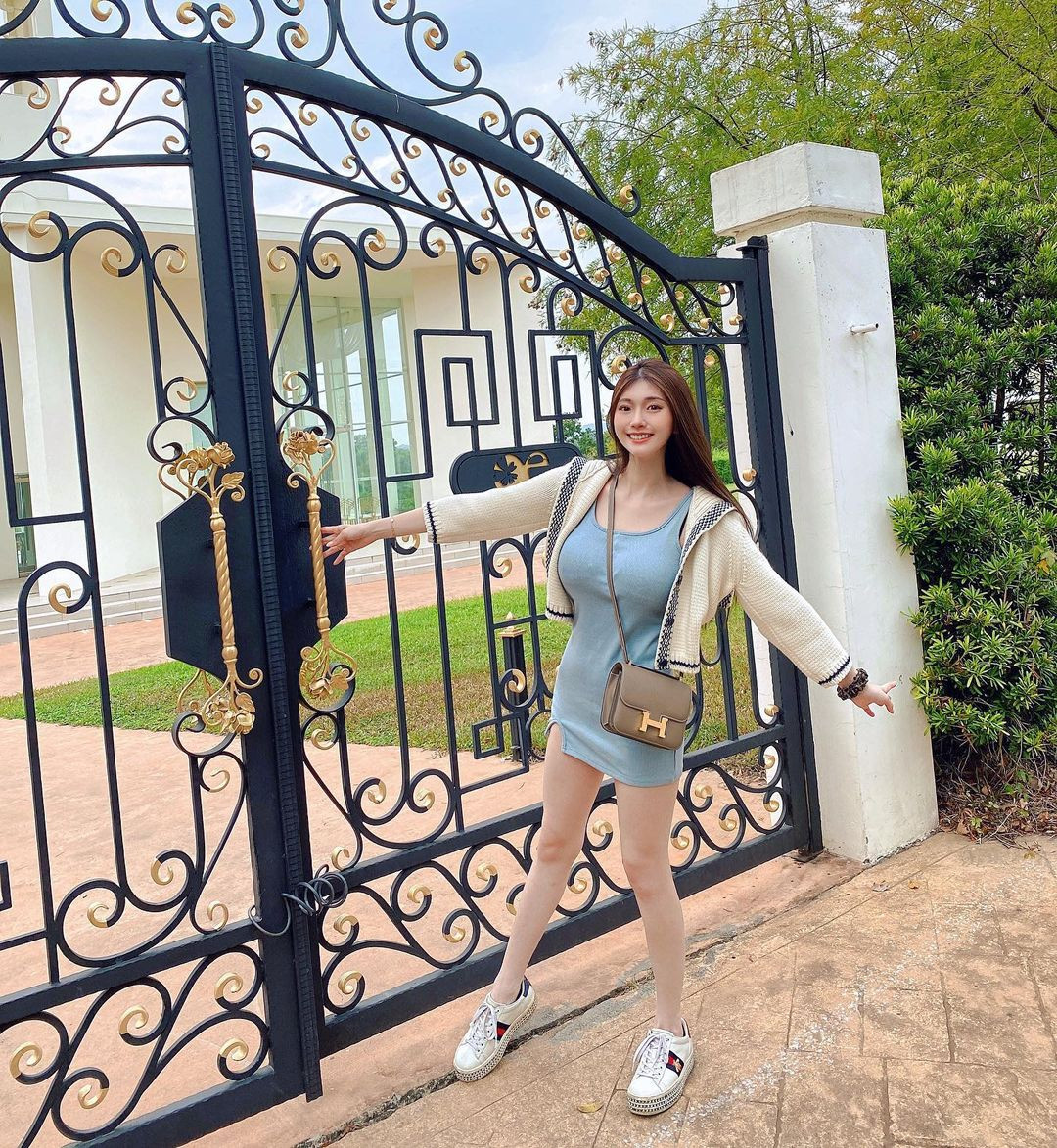 Vivian làm mẹ vào năm 19 tuổi. Từ ngày có con, cô nàng cố gắng chăm sóc con cái cũng như chăm sóc bản thân.