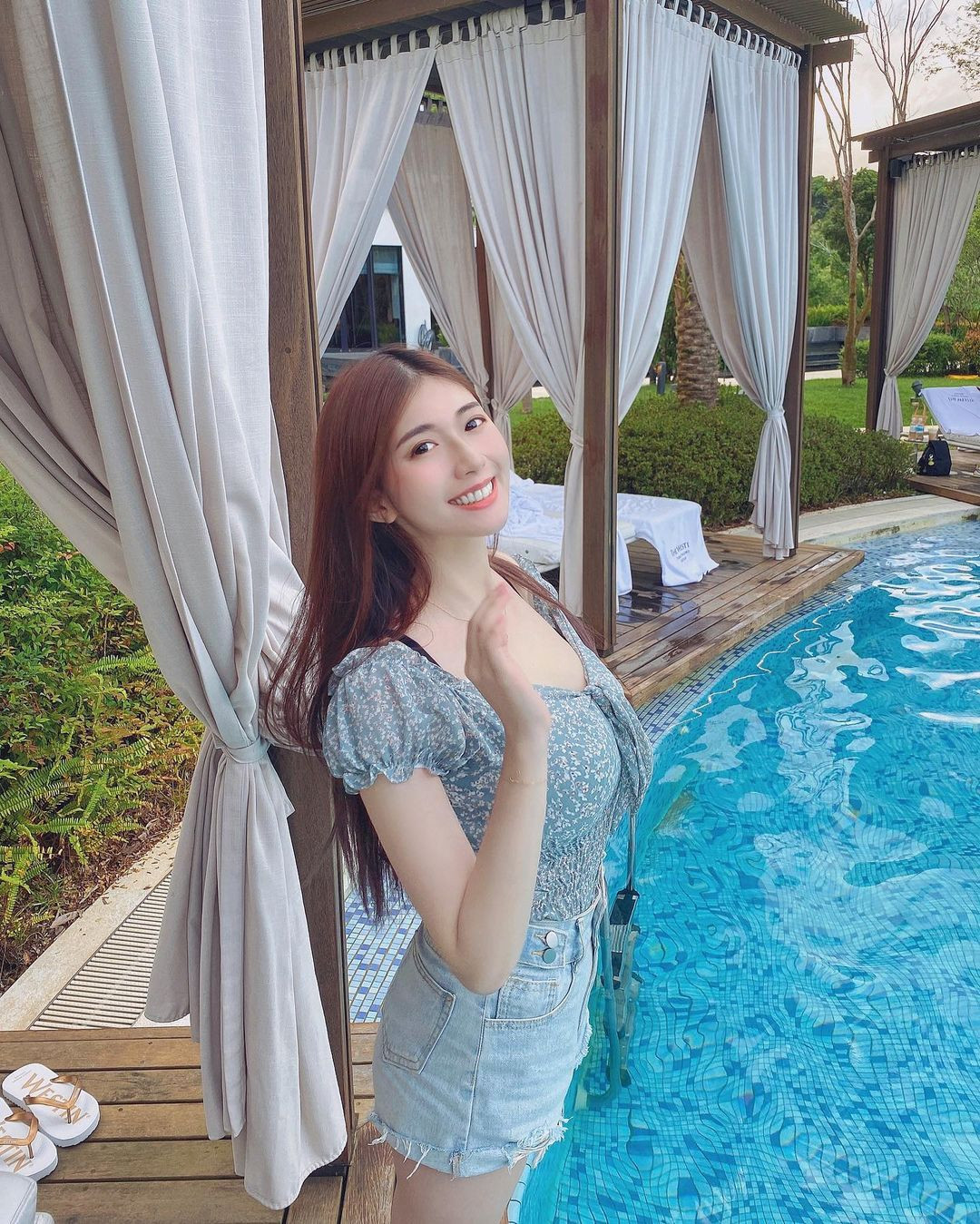 Khi nhìn những hình ảnh Vivian đăng tải, nhiều người phải nhận xét "gái một con trông mòn con mắt".