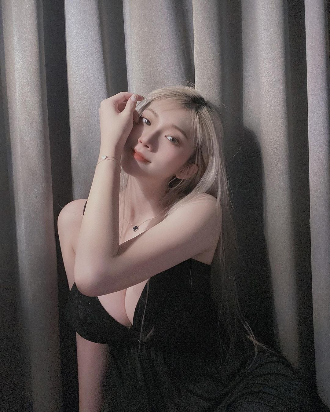 Sau đó, Vivian cố gắng suy nghĩ tích cực hơn, thay đổi bản thân để trở nên tự tin. Bây giờ cô đã là người đẹp mạng xã hội nhận được không ít sự quan tâm vì xinh đẹp.