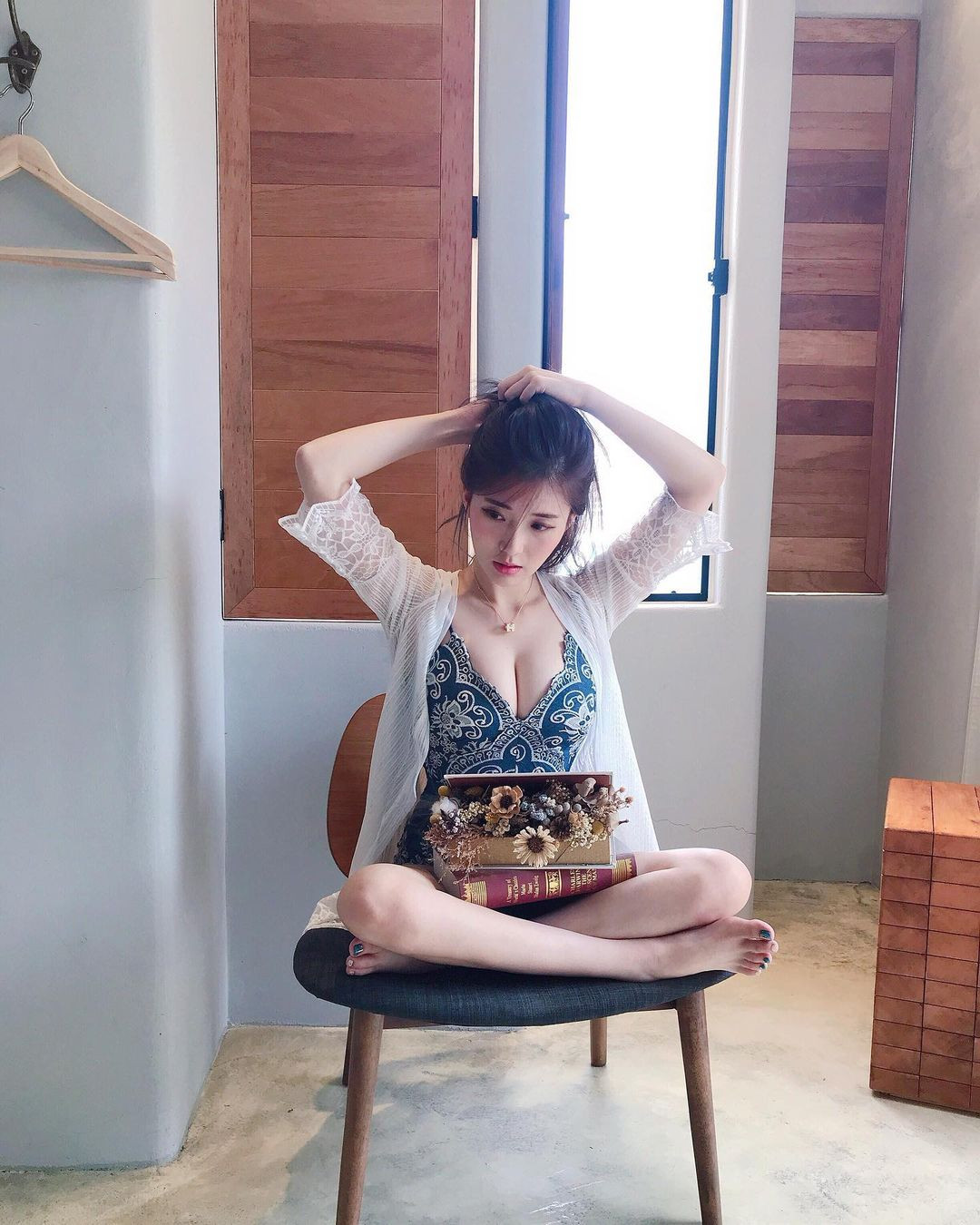 Trước đó, ETToday đưa tin, hot mom còn vướng tin đồn liên quan đến chuyện "đi khách" nhưng người đẹp đã thẳng thắn lên tiếng bác bỏ.