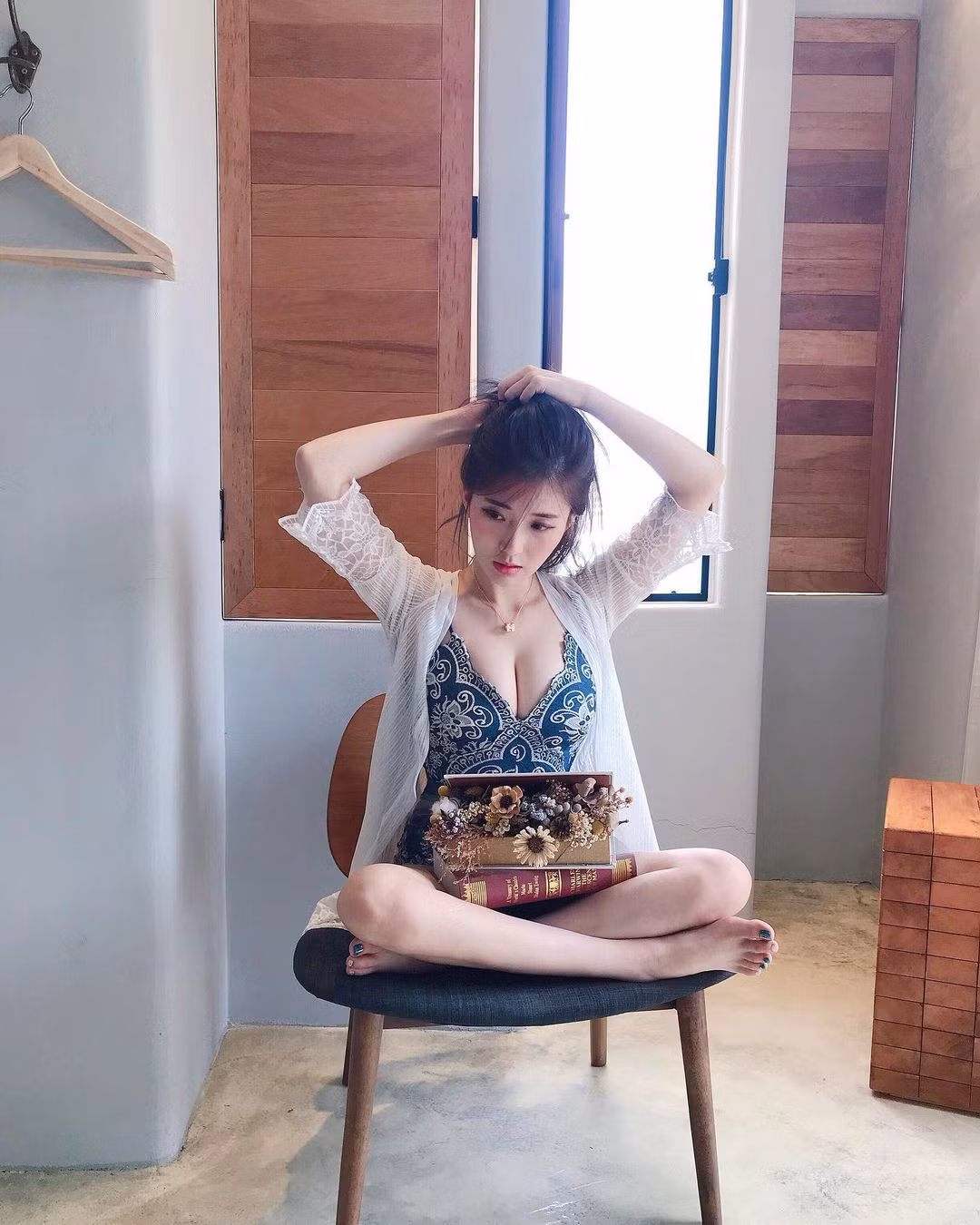 Trước đó, ETToday đưa tin, hot mom còn vướng tin đồn liên quan đến chuyện "đi khách" nhưng người đẹp đã thẳng thắn lên tiếng bác bỏ.