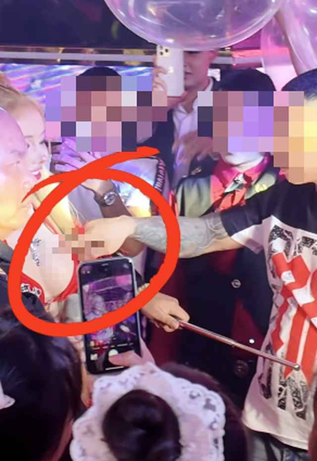 Động tác xâm phạm quá nhanh khiến Ngân 98 cũng như dàn vệ sĩ không kịp phản ứng.