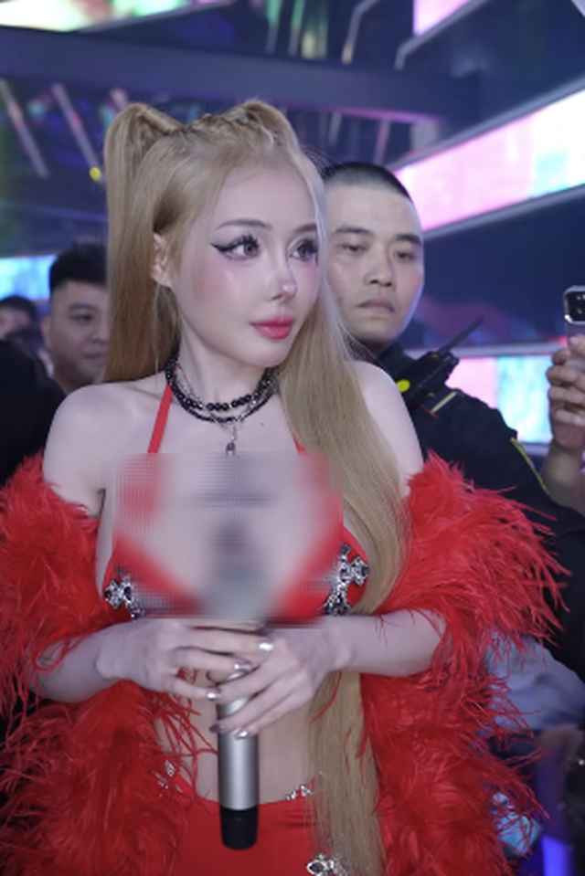 Những gì mà fan ghi lại được là hình ảnh gương mặt sượng trân, thái độ khó chịu của nữ DJ.