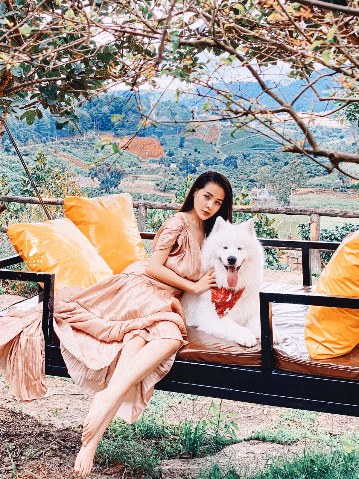 Bên dưới bình luận, nhiều tranh cãi nổ ra. Có người phẫn nộ trước hành động kém duyên, nhưng cũng có thái độ đồng cảm với nhân vật nam, đồng thời chỉ trích cách ăn mặc của nữ DJ.