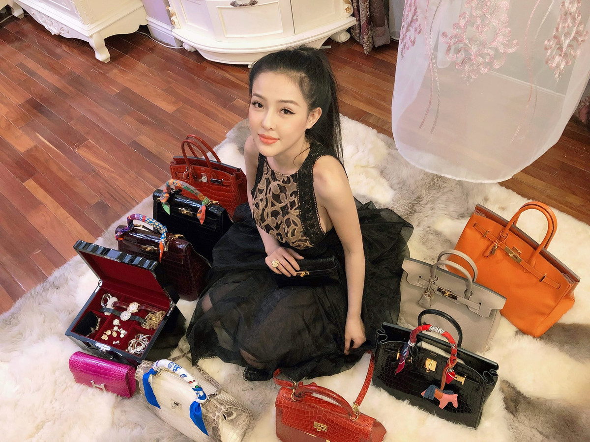 Ngân 98 còn phân tích từng bình luận "tát nước theo mưa", đồng thời khẳng định dù làm nghề gì, ăn mặc ra sao cũng đều đáng nhận được sự tôn trọng.