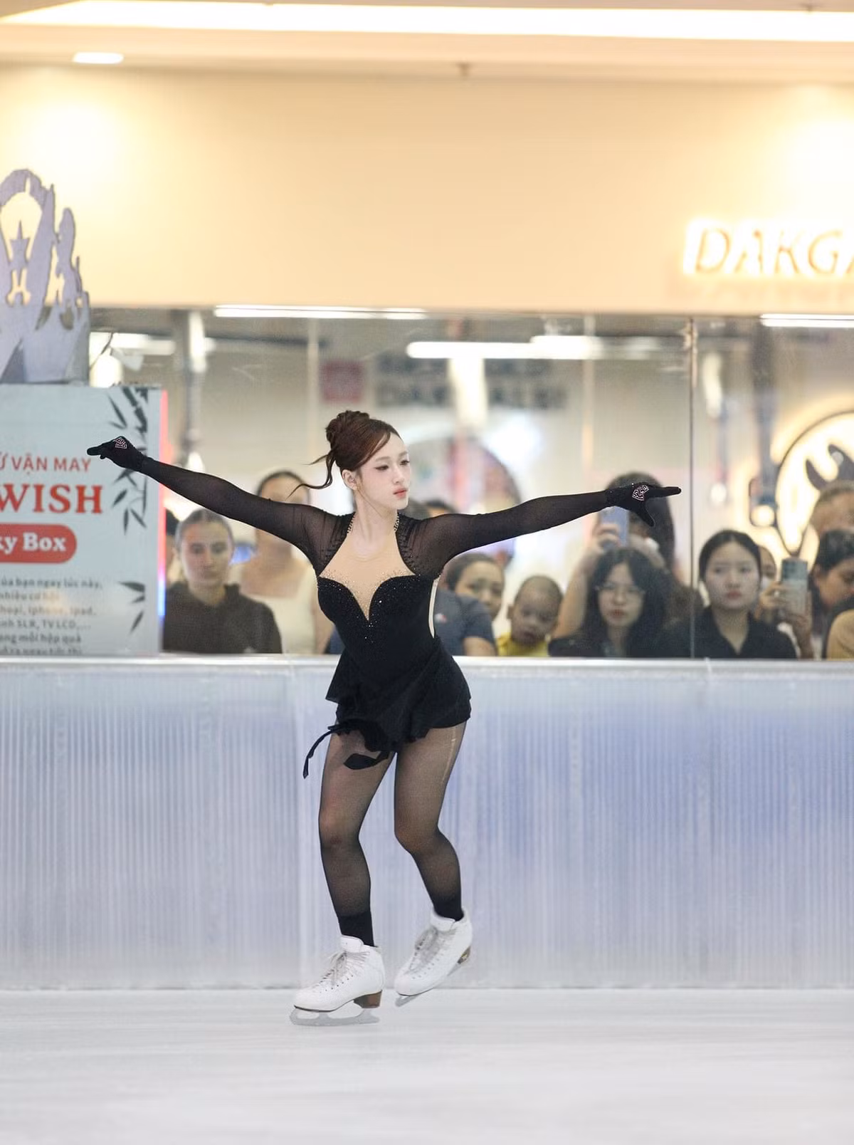 Để có thể thi đấu trượt băng nghệ thuật, Linh Chi phải tập thêm nhiều môn bổ trợ, từ ép dẻo, thể lực, múa ba lê, múa đương đại...