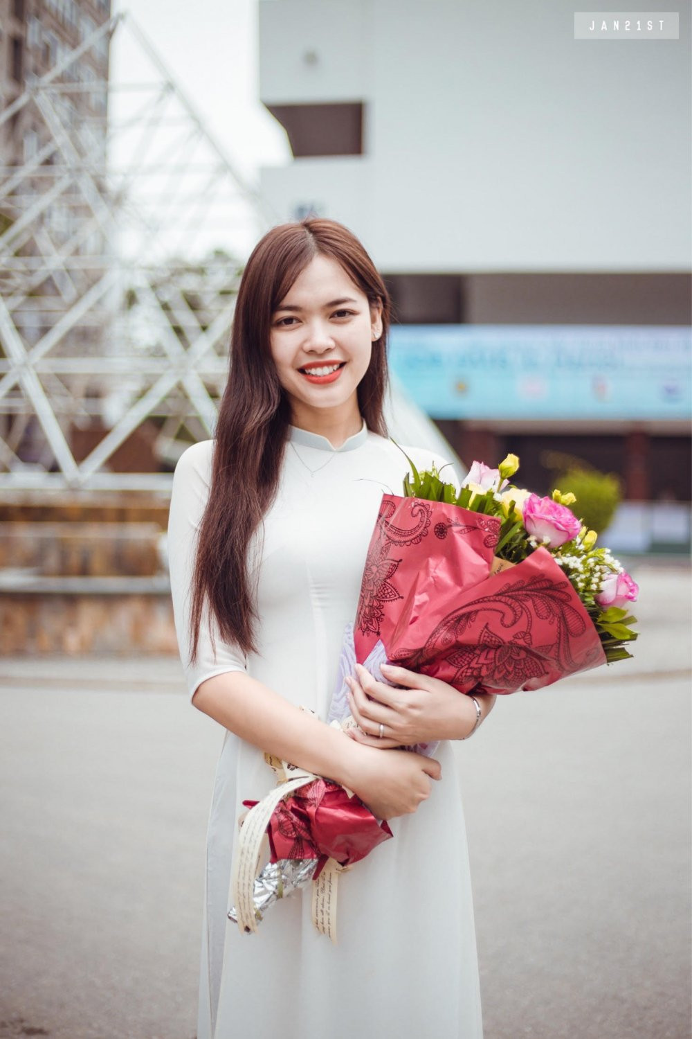 Bùi Hằng cũng được nhiều người yêu mến nhờ vẻ ngoài xinh đẹp, thông minh và tính cách năng động.