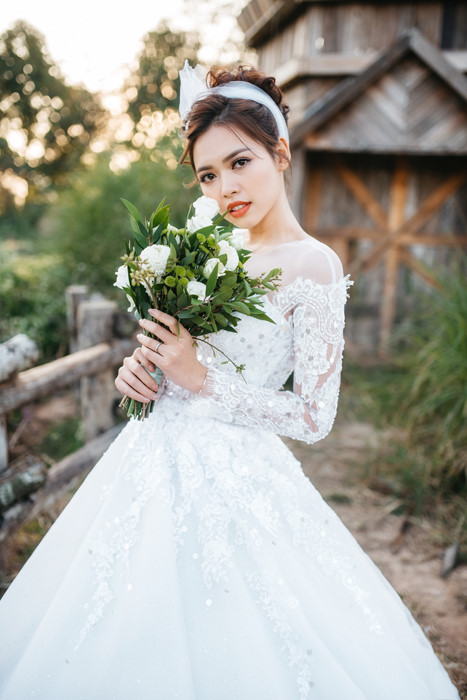 Những ngày gần đây, Bùi Hằng trở thành tâm điểm chú ý trên mạng xã hội khi chia sẻ chuyện tình yêu – tình bạn thân 10 năm với ông xã Quang Trường. Ông xã hiện tại cũng chính là người gắn bó, giúp đỡ, chia sẻ cùng cô những khó khăn suốt nhiều năm.