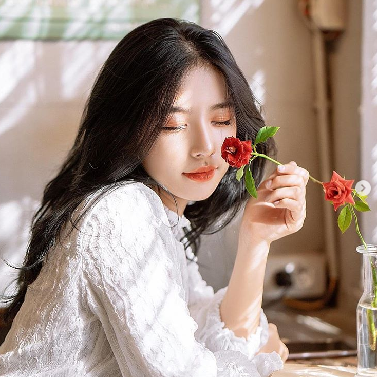 Trang báo China Times đặt tít “Nữ sinh được chụp lén trong lễ khai giảng trở thành nữ thần thế hệ mới” có bài viết về Phan Hằng. Các trang Star Entertainment, Now News… cũng viết bài về hot girl 10X và dành cho cô nhiều lời khen.