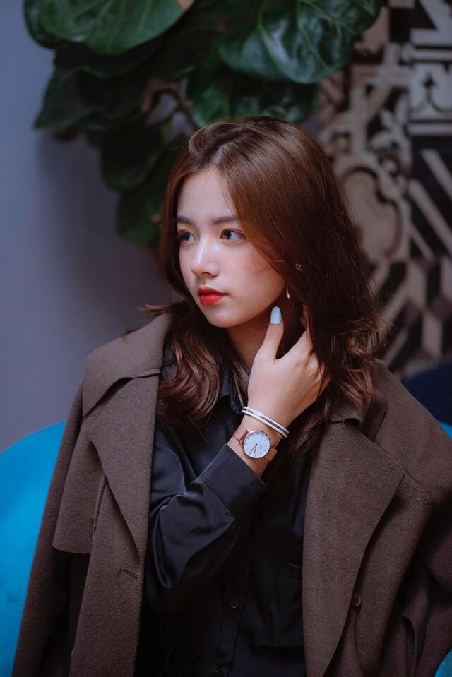 Phan Hằng khá quen mặt với CĐM Việt Nam với Instagram @cas.naf sở hữu hơn 200 người theo dõi, thường nhiều lần xuất hiện trên diễn đàn trai xinh, gái đẹp của NEU với danh xưng “nữ thần thế hệ mới”.