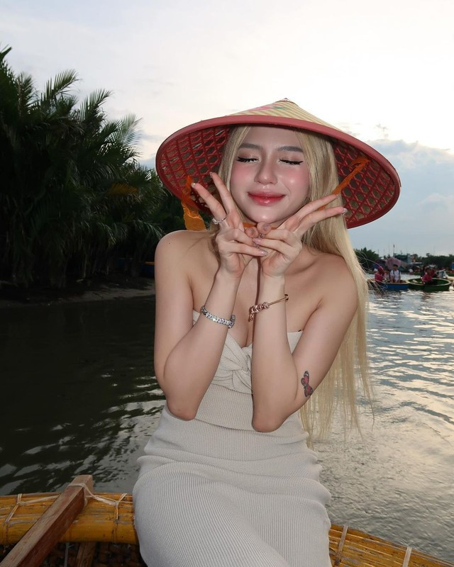 Thậm chí, Quỳnh Như bị gọi bằng những biệt danh rất khó nghe như “hình hộp chữ nhật”, “chửa đẻ”...