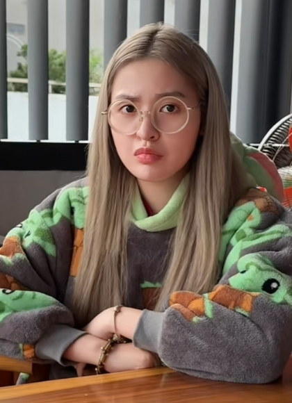 Chẳng phải để netizen phải chờ lâu, trong clip mới nhất, Trần Thanh Tâm đã có câu trả lời về cuộc sống làm dâu hào môn. Theo đó, cô nàng khó chịu ra mặt vì ông xã không đưa hết tiền cho cô giữ.