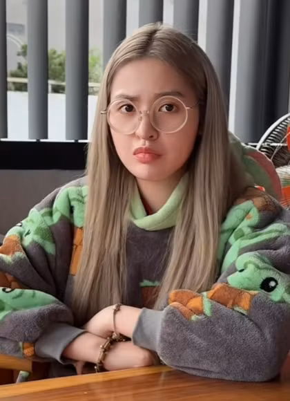 Chẳng phải để netizen phải chờ lâu, trong clip mới nhất, Trần Thanh Tâm đã có câu trả lời về cuộc sống làm dâu hào môn. Theo đó, cô nàng khó chịu ra mặt vì ông xã không đưa hết tiền cho cô giữ.