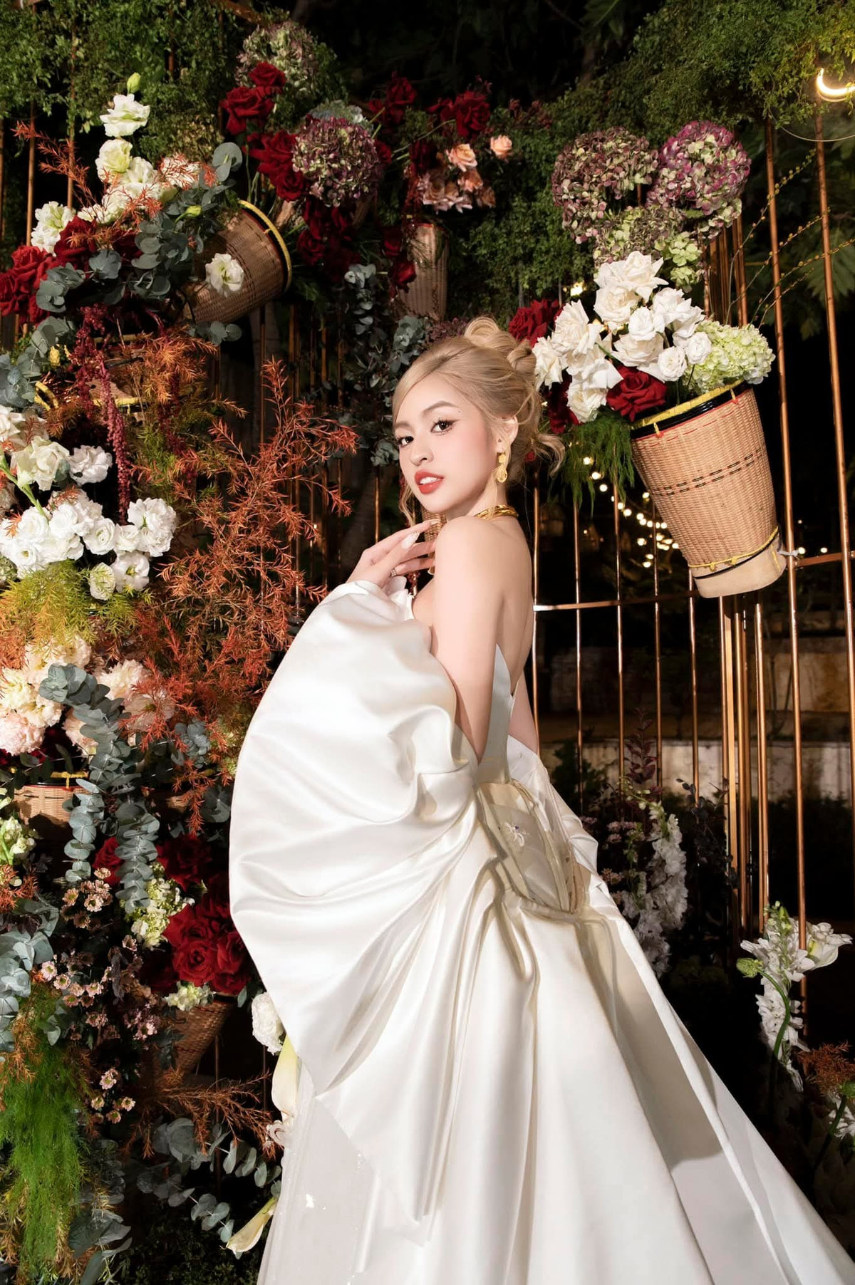 Bên cạnh những bình luận "xin vía", có ý kiến còn bày tỏ thấy hình ảnh quen quen, ví với Xoài Non thứ hai.