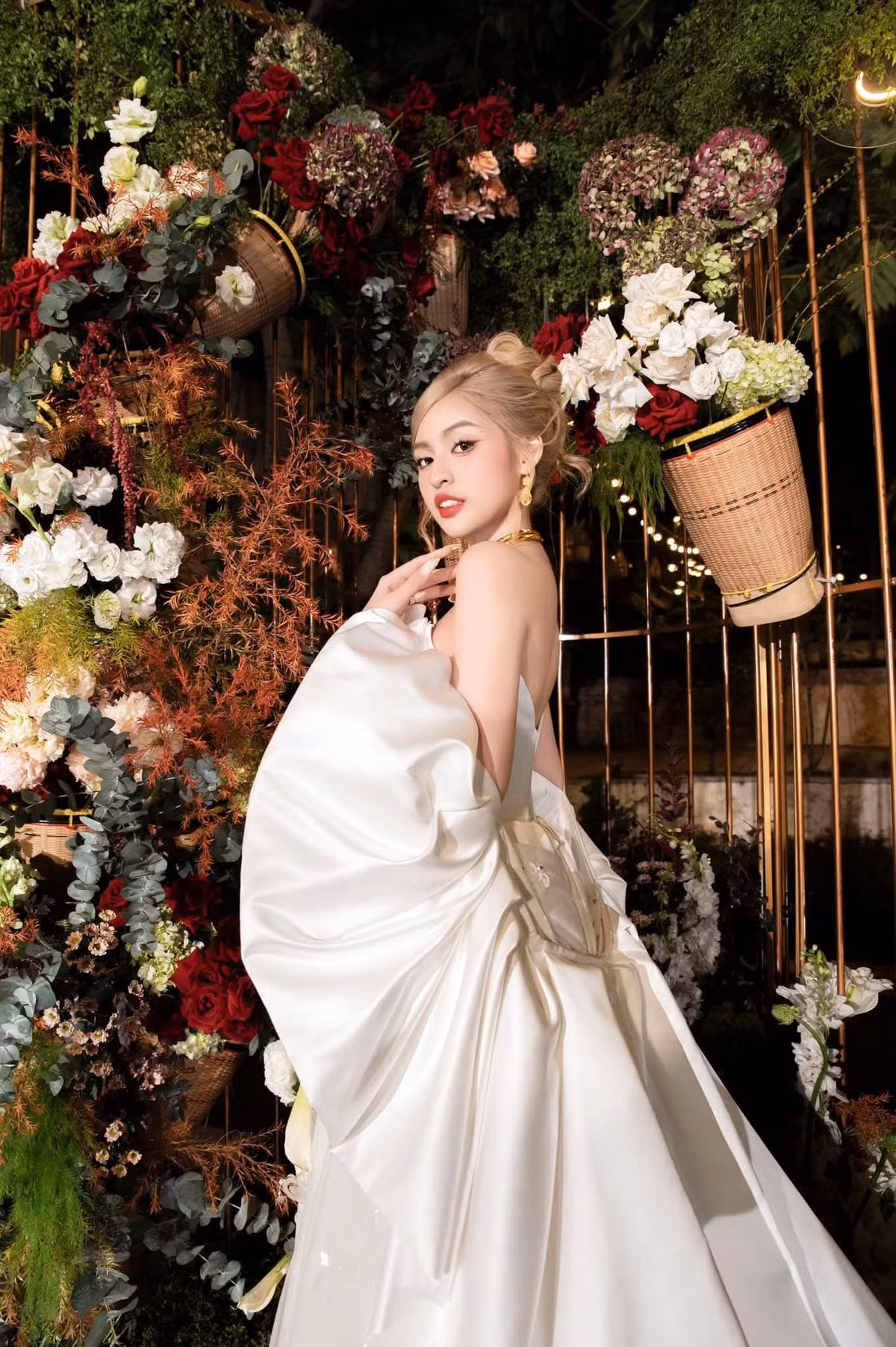 Bên cạnh những bình luận "xin vía", có ý kiến còn bày tỏ thấy hình ảnh quen quen, ví với Xoài Non thứ hai.