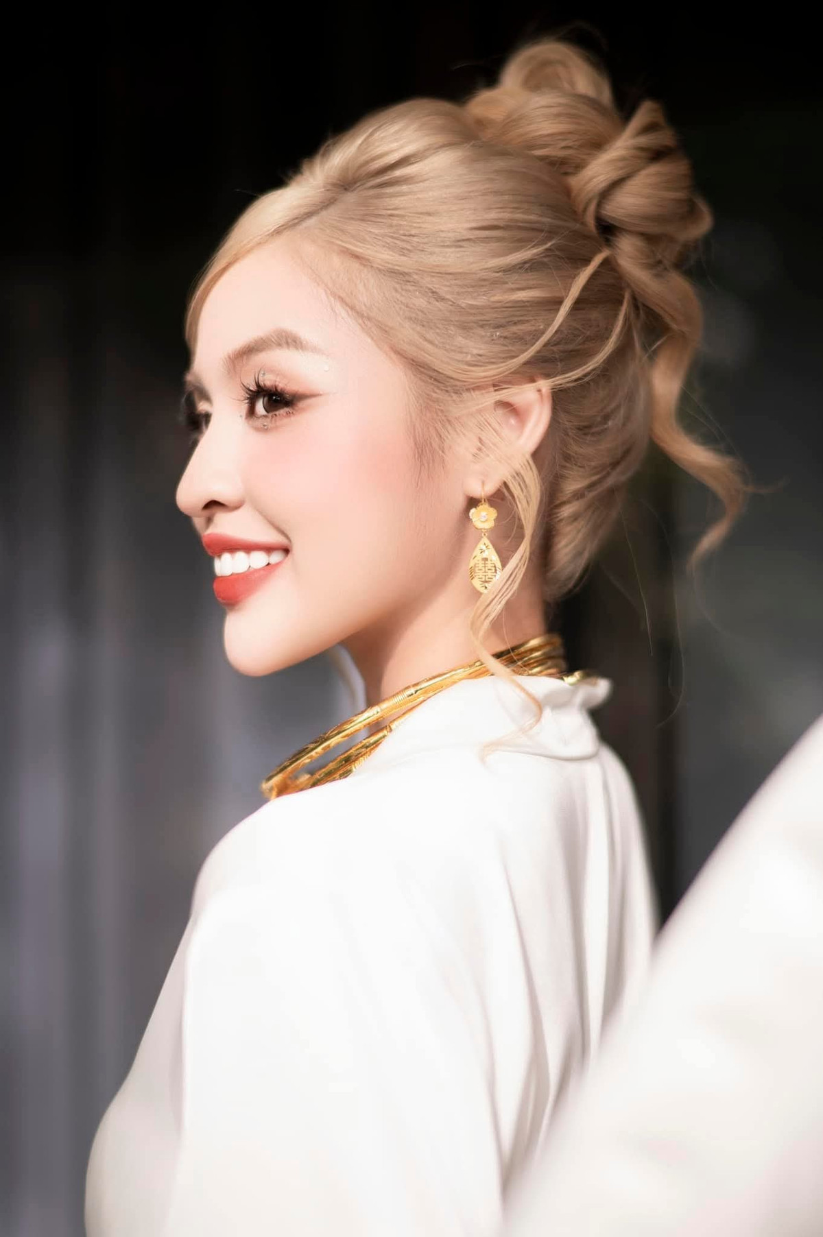 Ngay từ khi mới đăng tải hình cưới, có không ít bình luận thắc mắc về gia thế chú rể. Thậm chí nhiều ý kiến còn cho rằng chồng "hot girl trứng rán" là con nhà giàu, có gia thế không phải dạng vừa.