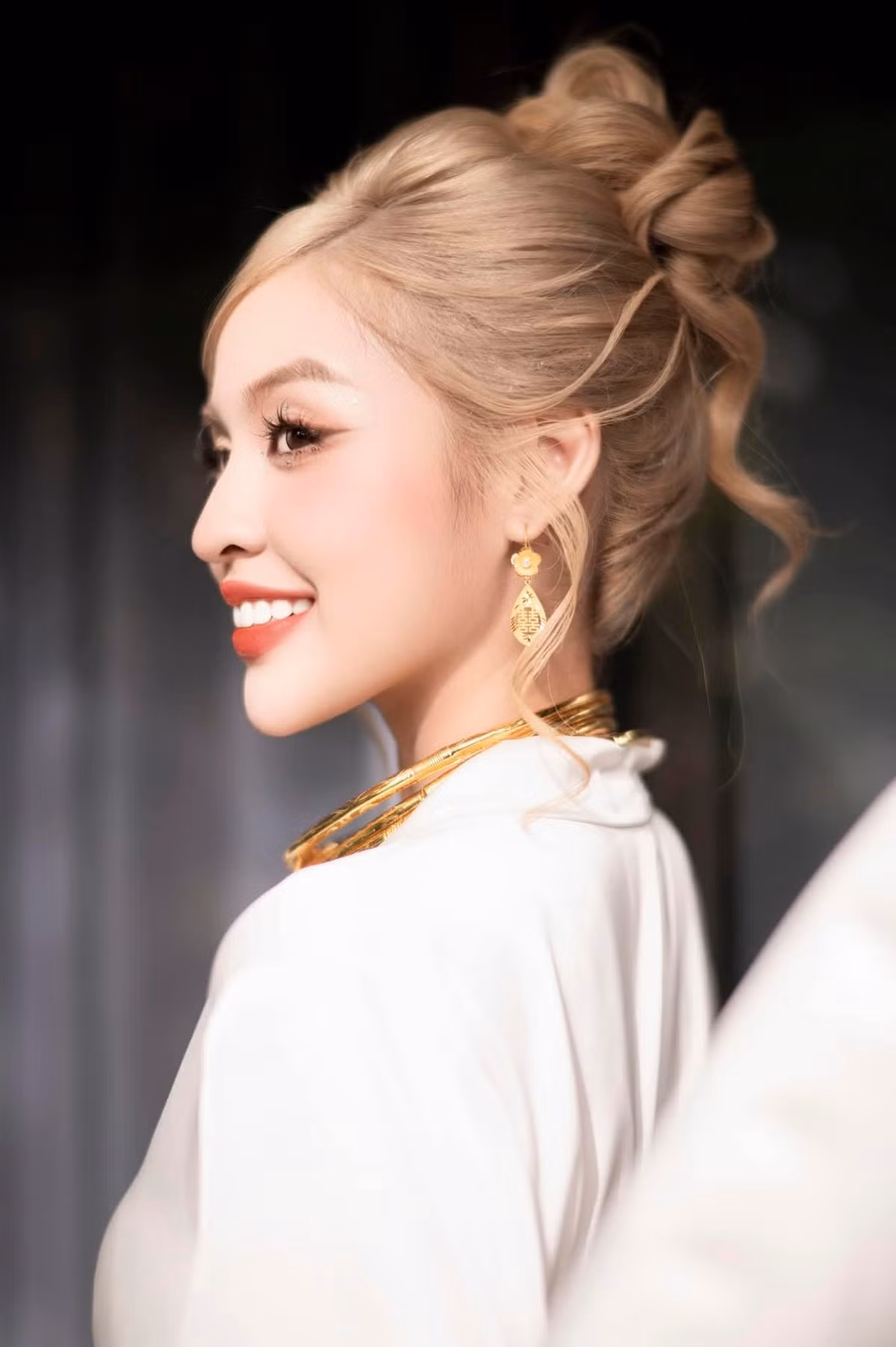 Ngay từ khi mới đăng tải hình cưới, có không ít bình luận thắc mắc về gia thế chú rể. Thậm chí nhiều ý kiến còn cho rằng chồng "hot girl trứng rán" là con nhà giàu, có gia thế không phải dạng vừa.