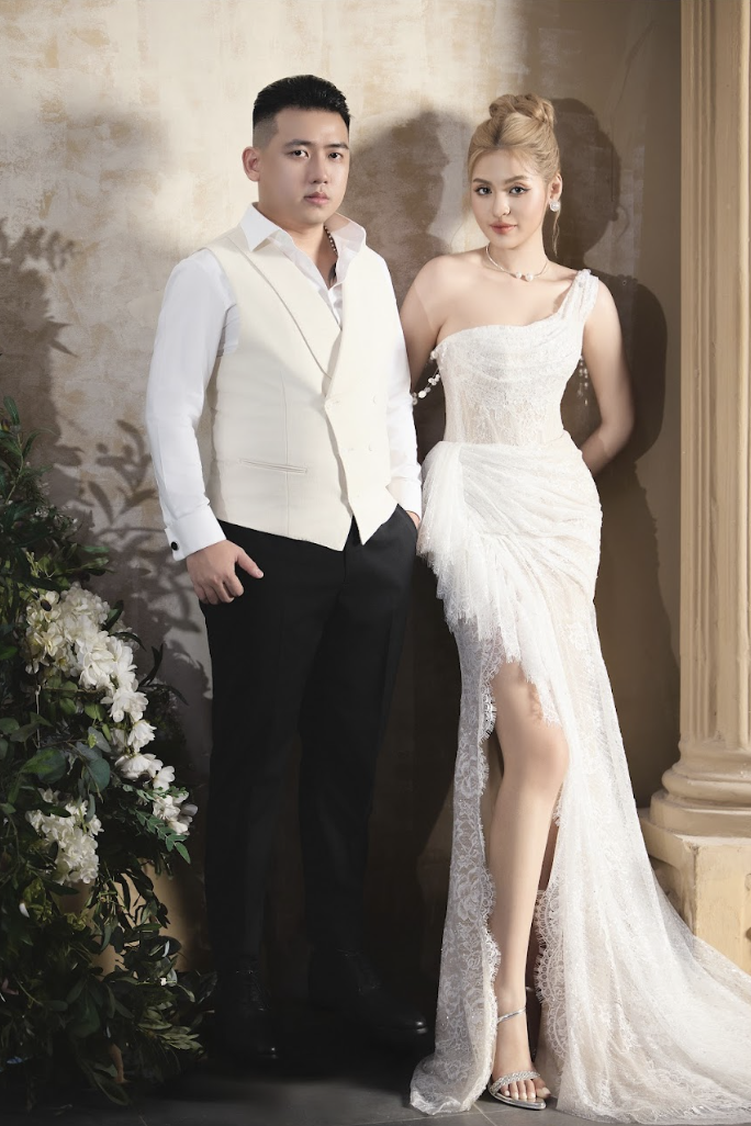 Mẹ chồng nàng hot girl khẳng định: "Phụ nữ giữ tiền là còn, đàn ông giữ tiền là hư. Phải đưa hết cho con dâu". Sau lời "tuyên bố" này, nàng hot girl phấn khích thấy rõ.