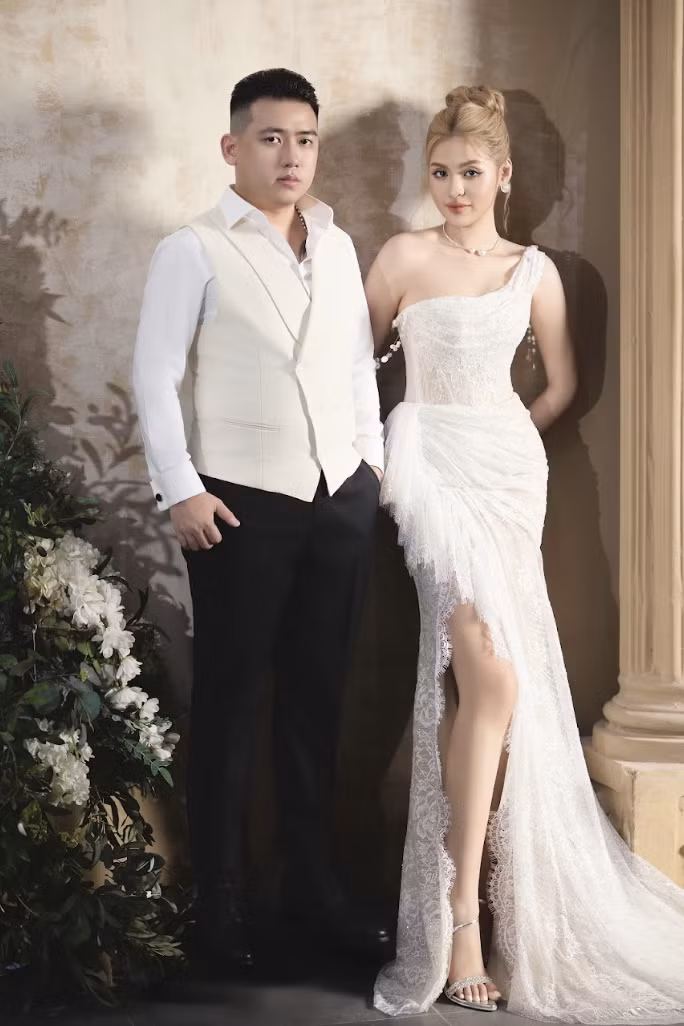 Mẹ chồng nàng hot girl khẳng định: "Phụ nữ giữ tiền là còn, đàn ông giữ tiền là hư. Phải đưa hết cho con dâu". Sau lời "tuyên bố" này, nàng hot girl phấn khích thấy rõ.