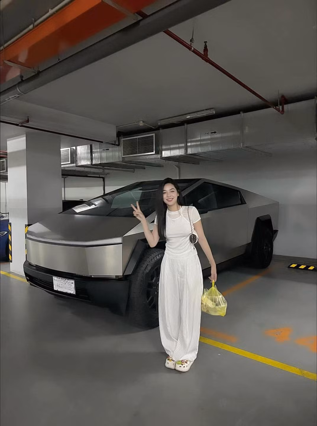 Với thân hình hầm hố, chiếc siêu xe bán tải điện Cybertruck trong ảnh của Vũ Thanh Quỳnh gây chú ý đặc biệt.