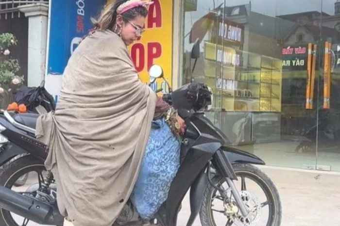 Không chỉ thế, người ta thường xuyên thấy Bella với hình ảnh ăn mặc diêm dúa, khó hiểu, đi trên con xe máy "cầm nhầm" chất chứa nhiều đồ đạc, lang thang ở nhiều tỉnh thành: Hải Dương, Thái Bình, Thanh Hoá..