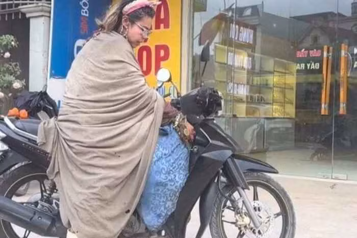 Không chỉ thế, người ta thường xuyên thấy Bella với hình ảnh ăn mặc diêm dúa, khó hiểu, đi trên con xe máy "cầm nhầm" chất chứa nhiều đồ đạc, lang thang ở nhiều tỉnh thành: Hải Dương, Thái Bình, Thanh Hoá..