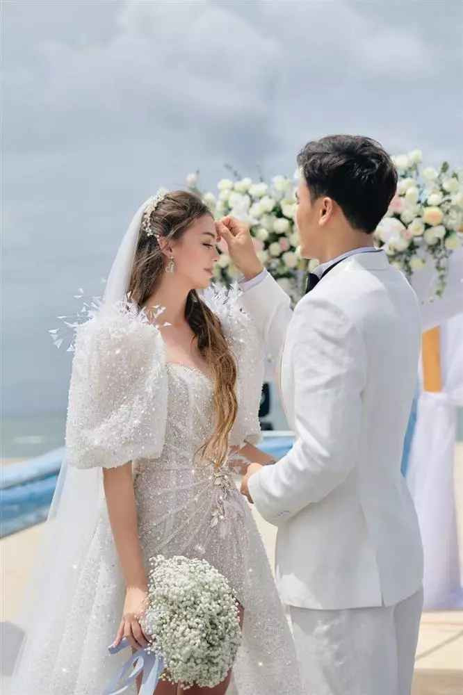 Trong khoảnh khắc chụp cận mặt, gái đẹp để lộ dấu hiệu của sự tăng cân.