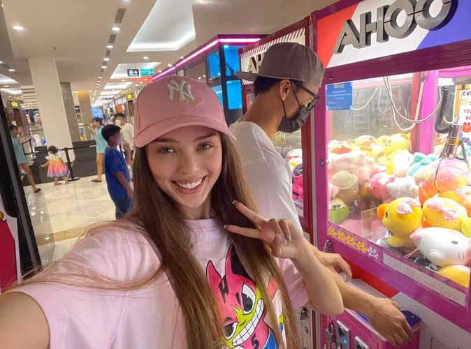 Trước khi gắn bó với Việt Nam, Dianka từng đầu quân cho một công ty người mẫu. Đơn vị này hoạt động ở nhiều nước như: Singapore, Malaysia, Thổ Nhĩ Kỳ, Đức...