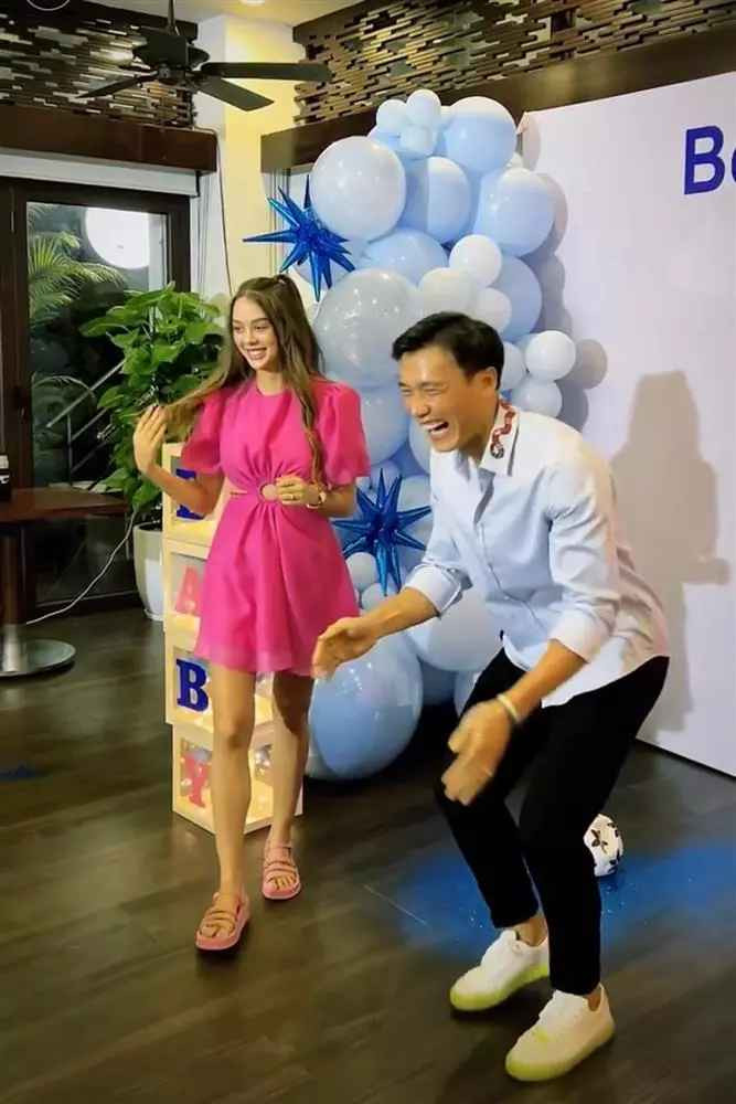 Cụ thể, trên Facebook có hơn 3 triệu người theo dõi, thủ môn Bùi Tiến Dũng chia sẻ loạt ảnh bên vợ, kèm theo đó là lời nhắn nhủ đến cậu con trai chuẩn bị chào đời: "Đó là một cậu bé. Ba mẹ rất nóng lòng được gặp con, Sonhine (tên gọi ở nhà em bé) của ba mẹ. Con đã làm tỏa sáng thế giới của ba".