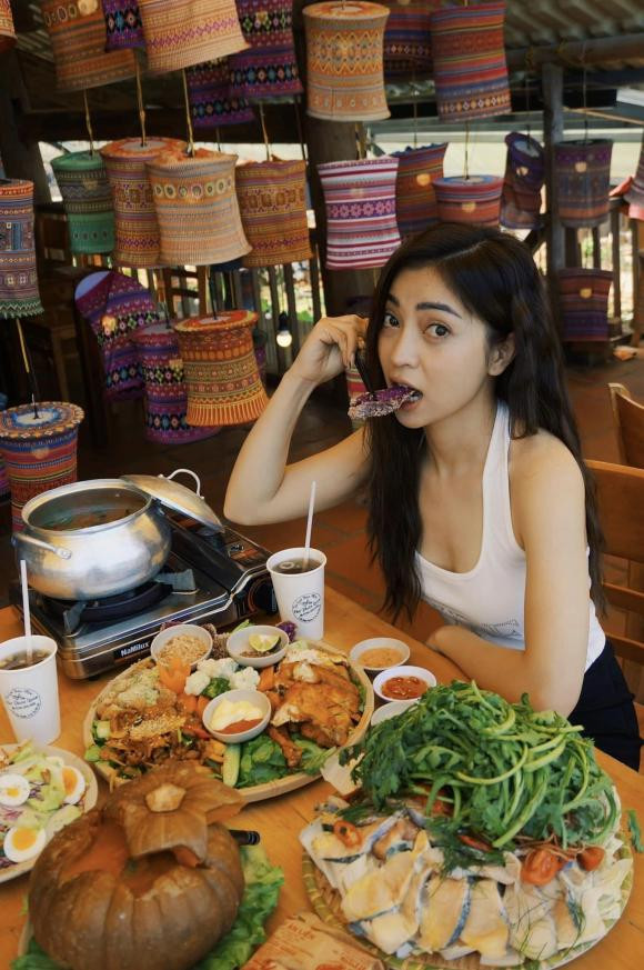 Ngoài ra, từ những hình ảnh đăng tải có thể thấy Nhật Lê đang sống khá hạnh phúc. Những dòng trạng thái của cô chủ yếu về chuyện tình yêu hay những câu thả thính phổ biến mà giới trẻ thường dùng.