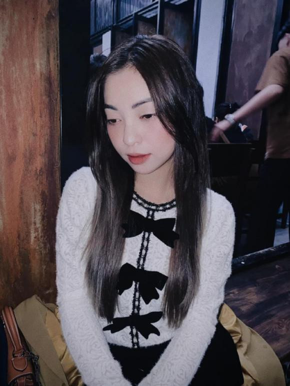 Theo chia sẻ của người bạn thì chồng Nhật Lê rất hiền. Gia Huy từng có thời gian du học tại Los Angeles (Mỹ). Sau khi tốt nghiệp, chàng trai này về Đà Nẵng kinh doanh bất động sản.