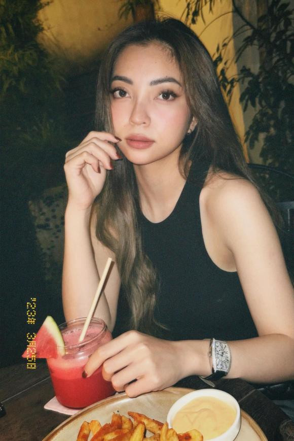 Sau lễ ăn hỏi, Nhật Lê kín tiếng về đời tư và vẫn không chịu khoe mặt chồng của mình. Tuy nhiên, có thể thấy, từ sau lễ ăn hỏi, hot girl Quảng Nam được khen ngày càng nhuận sắc.