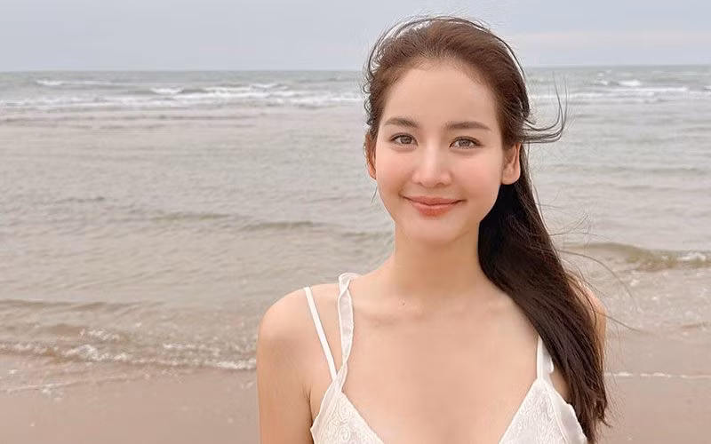 Bow Maylada từng là diễn viên độc quyền của Đài Channel 7 Thái Lan đến tháng 05/2020 và sau đó ký sang Channel 3, và vụt sáng trở thành ngôi sao ăn khách.