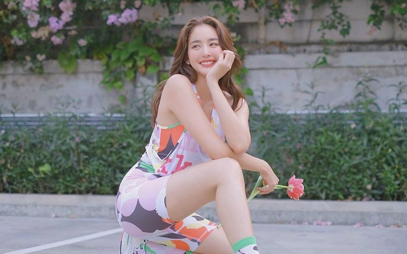 Bow Maylada yêu thích vận động và thường xuyên đi bơi, lặn biển để có một cơ thể săn chắc và tràn đầy sức sống.