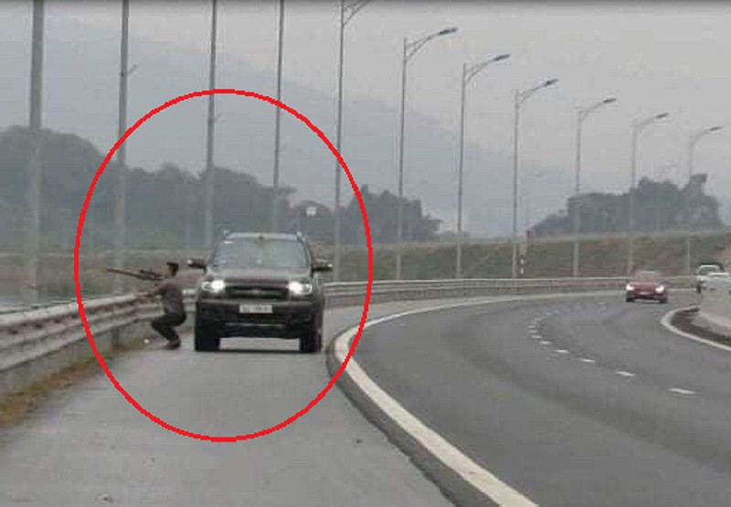 Không chỉ dừng xe cao tốc để chụp ảnh, nhiều tài xế còn trở tài thiện xạ bắn chim của mình.