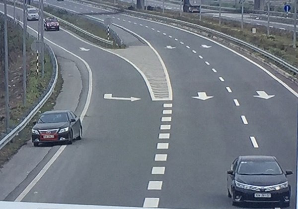 Đỗ xe trên cao tốc tiềm ẩn nhiều nguy hiểm bởi đây là con đường mà các phương tiện được phép tham gia với tốc độ cao.