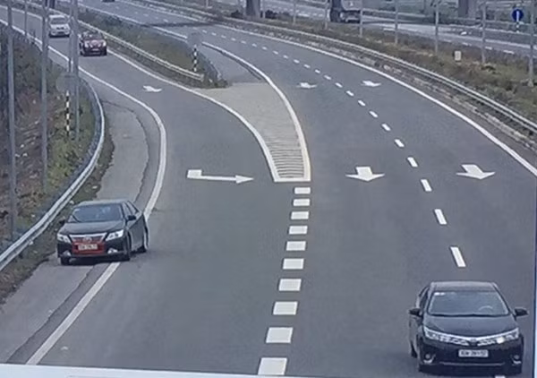 Đỗ xe trên cao tốc tiềm ẩn nhiều nguy hiểm bởi đây là con đường mà các phương tiện được phép tham gia với tốc độ cao.