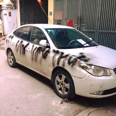 Hậu quả của việc đỗ xe sai quy định đó là nhiều chiếc xe bị xịt sơn, dán giấy hoặc xích lốp xe....