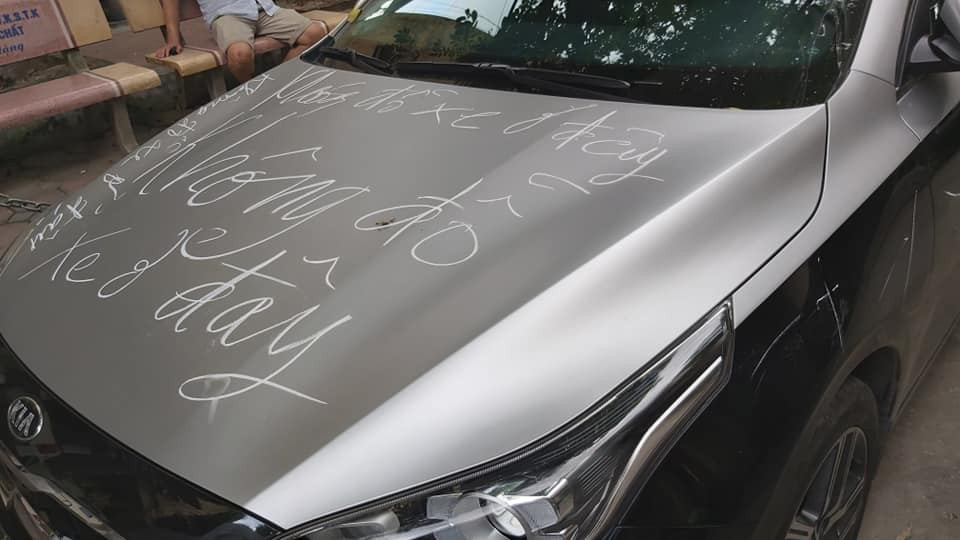 Việc đỗ xe sai quy định của một bộ phận tài xế Việt không chỉ vi phạm luật giao thông mà còn gây ảnh hưởng tới sinh hoạt của những người xung quanh.