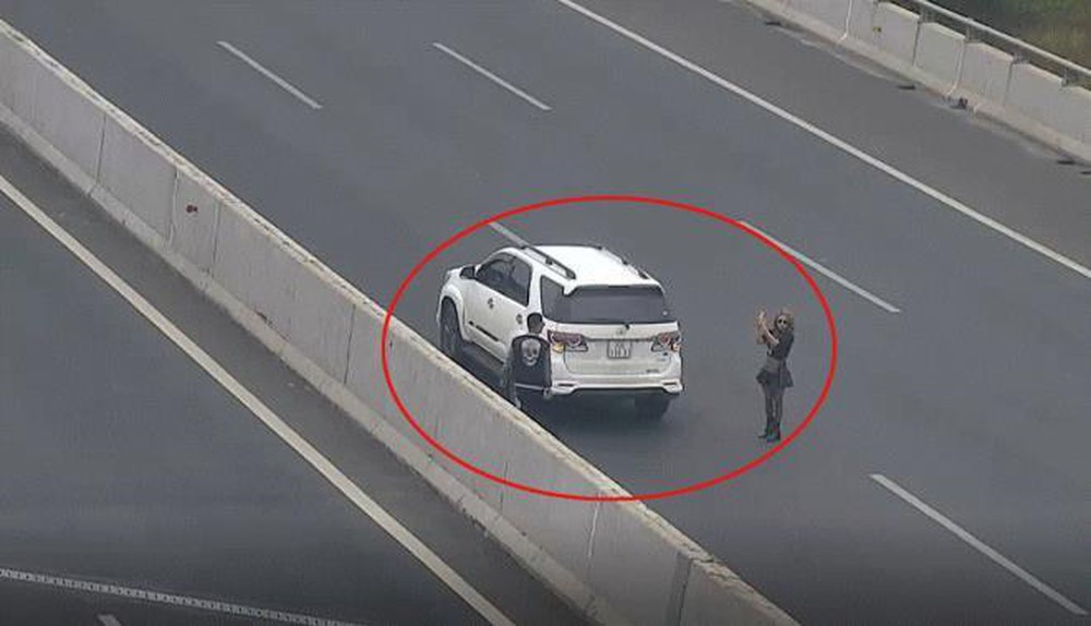 Việc dừng xe trên cao tốc là điều không được phép. Tuy nhiên, cách đây ít lâu, dân mạng từng chứng kiến không ít trường hợp các tài xế thản nhiên dừng xe để chụp ảnh.