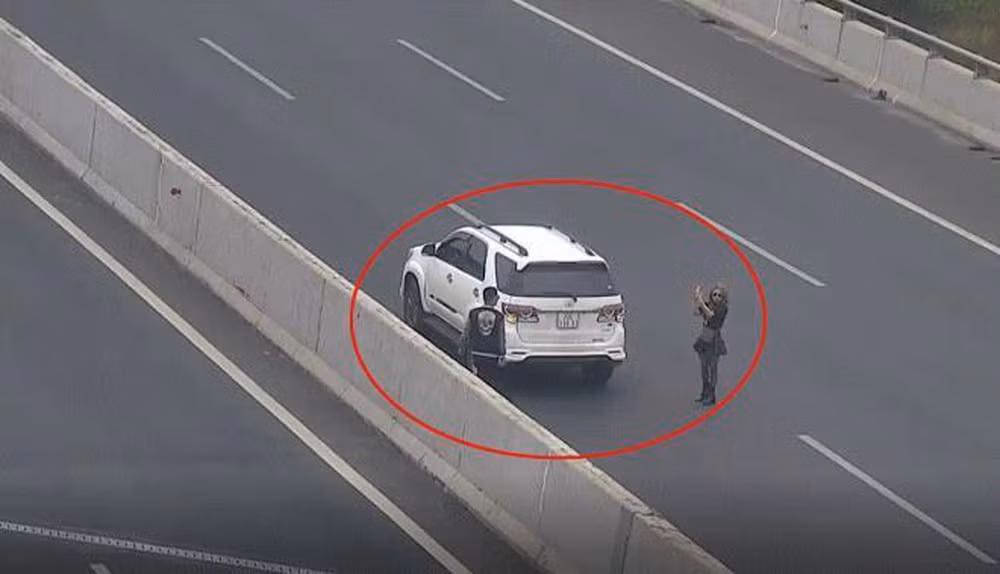 Việc dừng xe trên cao tốc là điều không được phép. Tuy nhiên, cách đây ít lâu, dân mạng từng chứng kiến không ít trường hợp các tài xế thản nhiên dừng xe để chụp ảnh.
