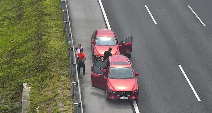 Dừng xe nghỉ giữa cao tốc thay vì vào trạm nghỉ là điều mà không ít các tài xế từng làm.